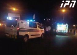 რუსთავში ავტომობილი კედელს შეეჯახა და მთლიანად დაიწვა
