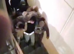 სპეცრაზმმა დაკავებული მიხეილ სააკაშვილი შენობიდან გამოიყვანა - ვიდეო