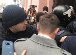 სააკაშვილის მომხრეები სპეცრაზმს დაუპირისპირდნენ სააკაშვილის მომხრეები სპეცრაზმს დაუპირისპირდნენ