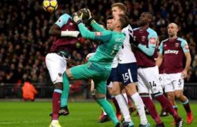 ბრიტანელ მეკარეს თანაგუნდელის თავი ბურთში აერია