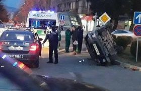 უნივერსიტეტის მეტროსთან მანქანა ამობრუნდა უნივერსიტეტის მეტროსთან მანქანა ამობრუნდა