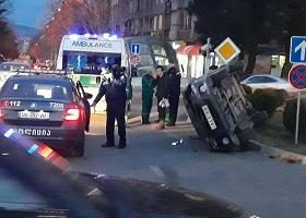 უნივერსიტეტის მეტროსთან მანქანა ამობრუნდა