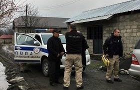 მაჩალიკაშვილების სახლში დუისში პროკურატურის გამომძიებლები მუშაობენ