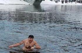 ნათლისღებაზე სააკაშვილმა ყინულიან წყალში გაცურა