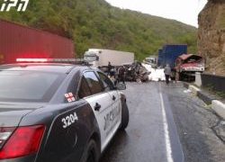 რიკოთთან ტრაილერმა მსუბუქ მანქანას გადაუარა - დაიღუპა 6 ადამიანი, მძღოლი დაკავებულია