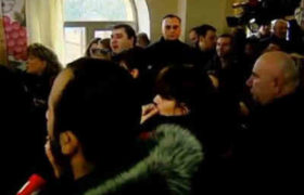 პროკურორ ნადარეიშვილს სააკაშვილის მხარდამჭერებმა უსტვინეს და უყვირეს - "უნდა გრცხვენოდეს!" პროკურორ ნადარეიშვილს სააკაშვილის მხარდამჭერებმა უსტვინეს და უყვირეს - "უნდა გრცხვენოდეს!"