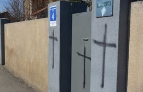 გორში იეჰოვას მოწმეების სახლის კედლებს ჯვრები მიახატეს