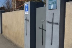გორში იეჰოვას მოწმეების სახლის კედლებს ჯვრები მიახატეს