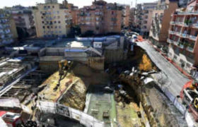 რომში გზა ჩაინგრა და ავტომობილები ჩაიყოლა რომში გზა ჩაინგრა და ავტომობილები ჩაიყოლა