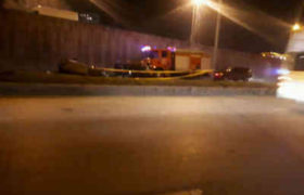 დიდუბის ხიდის ქვეშ მანქანა განათების ბოძს შეეჯახა და ამოტრიალდა