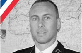 ფრანგი პოლიციელი, რომელმაც მძევლებში საკუთარი თავი გაცვალა, დაიღუპა ფრანგი პოლიციელი, რომელმაც მძევლებში საკუთარი თავი გაცვალა, დაიღუპა