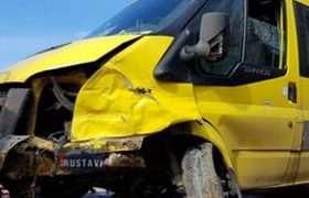 თბილისი-რუსთავის ტრასაზე ერთმანეთს 4 მანქანა შეეჯახა - ყვითელი მიკროავტობუსი გზიდან გადავარდა - ვიდეო