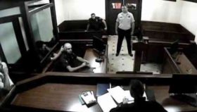 ფიზიკური ზეწოლა პოლიციელზე - რა მოხდა თბილისის საქალაქო სასამართლოს დარბაზში