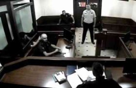 ფიზიკური ზეწოლა პოლიციელზე - რა მოხდა თბილისის საქალაქო სასამართლოს დარბაზში