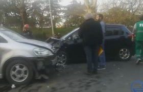თბილისში, იუსტიციის სახლთან, 3 ავტომობილი დაეჯახა ერთმანეთს - 2 ადამიანი დაშავდა