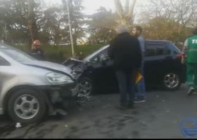 თბილისში, იუსტიციის სახლთან, 3 ავტომობილი დაეჯახა ერთმანეთს - 2 ადამიანი დაშავდა