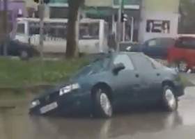 ქუთაისში მანქანა სანიაღვრე არხში ჩავარდა - ვიდეო