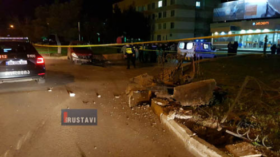 რუსთავში მანქანა ამოტრიალდა - ვიდეო