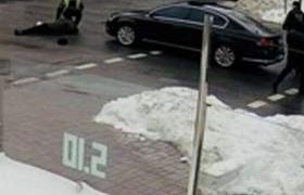 პოროშენკოს კორტეჟმა პენსიონერი გაიტანა პოროშენკოს კორტეჟმა პენსიონერი გაიტანა