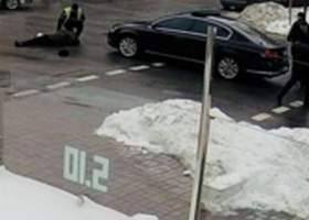 პოროშენკოს კორტეჟმა პენსიონერი გაიტანა