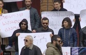 დავით როსტომაშვილზე თავდასხმაში ბრალდებულების ახლობლები მოსამართლე ნათია გუდაძის მოხსნას ითხოვენ დავით როსტომაშვილზე თავდასხმაში ბრალდებულების ახლობლები მოსამართლე ნათია გუდაძის მოხსნას ითხოვენ