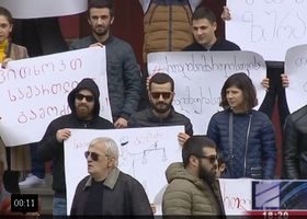 დავით როსტომაშვილზე თავდასხმაში ბრალდებულების ახლობლები მოსამართლე ნათია გუდაძის მოხსნას ითხოვენ