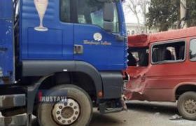 რუსთავში სატვირთო მიკროავტობუსს შეეჯახა - 1 ადამიანი გარდაიცვალა, 4 დაშავდა - ვიდეო