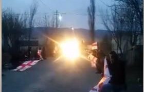 არჩილ ტატუნაშვილის ცხედარს მშობლიურ წილკანში საპატიო დერეფნით და დროშებით დახვდნენ - ვიდეო