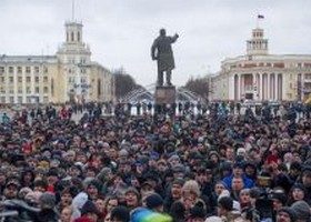 აქცია კემეროვოში - ხალხმა პოლიციის კორდონი გაარღვია და ტულეევის გადადგომას ითხოვს
