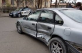 რუსთავის მერიასთან 2 მანქანა შეეჯახა ერთმანეთს