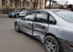 რუსთავის მერიასთან 2 მანქანა შეეჯახა ერთმანეთს