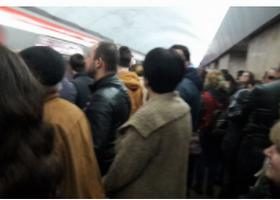 მეტრო ნაძალადევში მატარებელი გაიჭედა