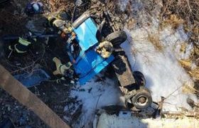 რუსეთში პროპანით დატვირთული "კამაზი" ხიდიდან გადავარდა - მძღოლი ადგილზე დაიღუპა