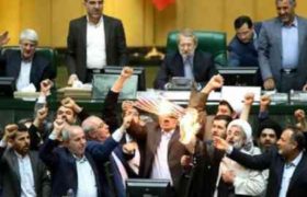 ირანის პარლამენტის სხდომაზე აშშ-ის დროშა დაწვეს