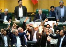 ირანის პარლამენტის სხდომაზე აშშ-ის დროშა დაწვეს