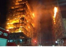 ბრაზილიაში ცეცხლმოკიდებული მრავალსართულიანი შენობა ჩამოინგრა