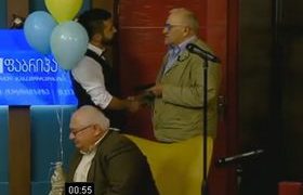 „პირდაპირ არაკაცი ხარ... იძიწე ნა ხუი... იბიო მატ...“ - გრიშა ონიანი ბადრი შუბლაძეს არ შეურიგდა და ,,ფაბრიკას“ წამყვანს პირდაპირ ეთერში აგინა - ვიდეო