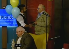 „პირდაპირ არაკაცი ხარ... იძიწე ნა ხუი... იბიო მატ...“ - გრიშა ონიანი ბადრი შუბლაძეს არ შეურიგდა და ,,ფაბრიკას“ წამყვანს პირდაპირ ეთერში აგინა - ვიდეო