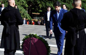 თბილისის მერმა ვაკის პარკში უცნობი ჯარისკაცის საფლავი გვირგვინით შეამკო