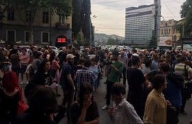 ”საკუთარ ოჯახს ხომ არ გავეფიცები?” - რუსთაველის მეტროსთან მეტროს მემანქანეები აქციას მართავენ ”საკუთარ ოჯახს ხომ არ გავეფიცები?” - რუსთაველის მეტროსთან მეტროს მემანქანეები აქციას მართავენ