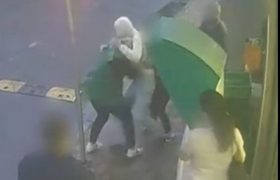 მოლარე ქალმა ”ორი ნაბიჯის” მძარცველი კაცი ქუჩაში დაიჭირა და უკან მაღაზიაში შეათრია - ვიდეო