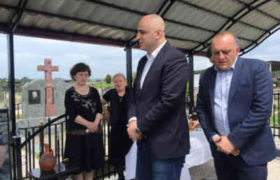 ოკუპანტის მიერ მოკლული გიგა ოთხოზორიას საფლავზე ნიკა მელია და მურთაზ ზოდელავა იმყოფებოდნენ