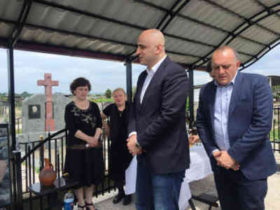 ოკუპანტის მიერ მოკლული გიგა ოთხოზორიას საფლავზე ნიკა მელია და მურთაზ ზოდელავა იმყოფებოდნენ