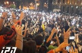 პარლამენტის შენობასთან სასწრაფო დახმარების 2 მანქანა მივიდა