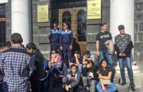 დემონსტრანტები სომხეთის რამდენიმე ქალაქის მერიაში შევარდნენ