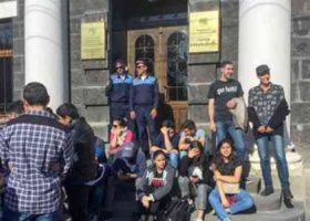 დემონსტრანტები სომხეთის რამდენიმე ქალაქის მერიაში შევარდნენ