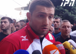 ვარლამ ლიპარტელიანი: „ჩვენ არც ერთი ნაბიჯით უკან არ ვიხევთ“ ვარლამ ლიპარტელიანი: „ჩვენ არც ერთი ნაბიჯით უკან არ ვიხევთ“