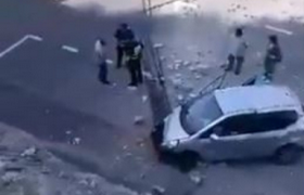 ბარათაშვილის აღმართზე ავტომობილმა ჯებირი გაარღვია და რიყის პარკში გადავარდა