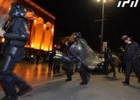 „ქართული მარშის“ აქციის მონაწილეები პოლიციის კორდონის გარღვევას ცდილობენ