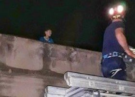 თბილისში მაშველებმა 11 წლის ბავშვი სახურავიდან ჩამოხსნეს